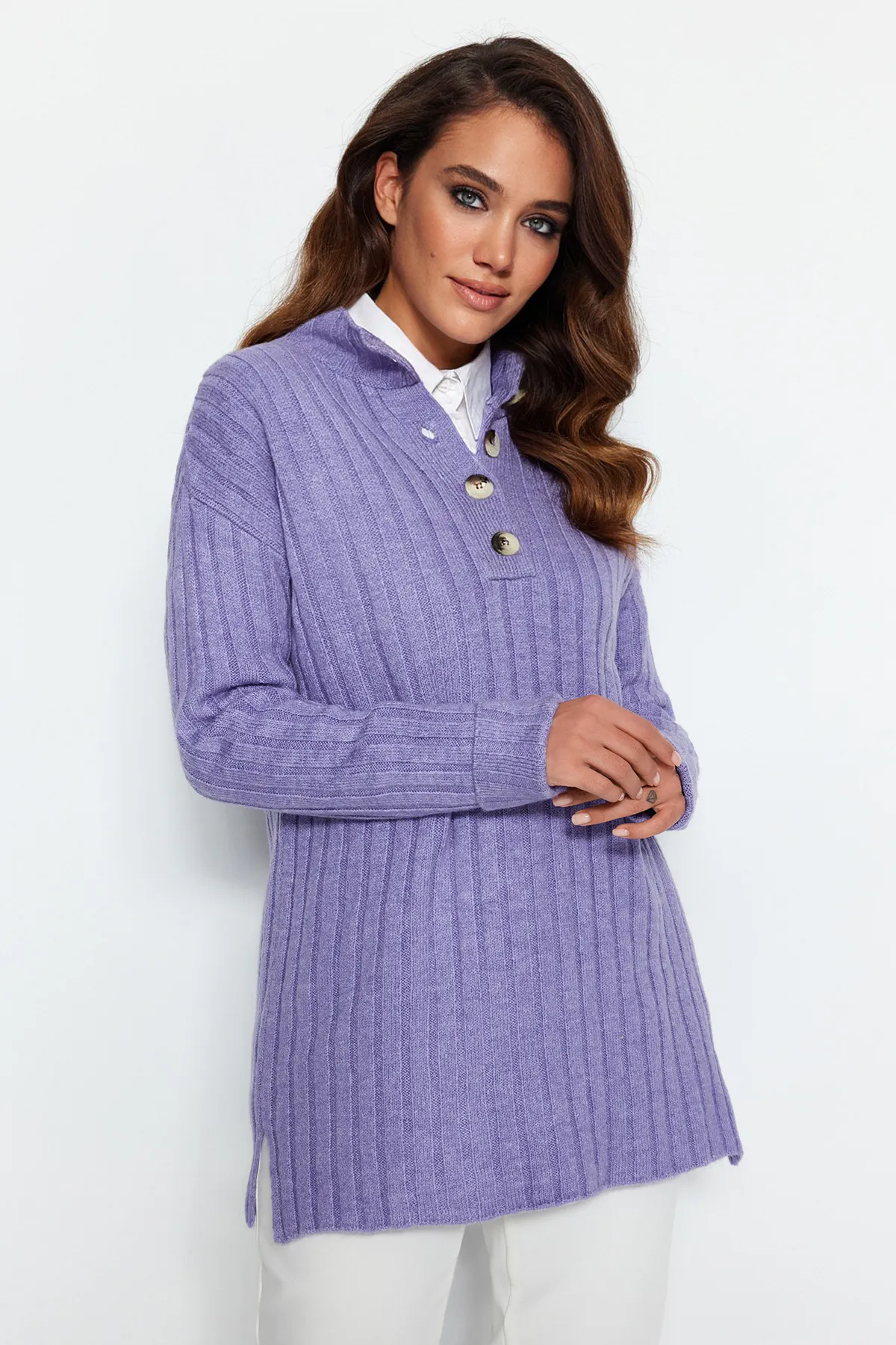 Trendyol Modest  Gerippter Strickpullover mit lilafarbenem Kragen und Knöpfen TCTAW23AK00035