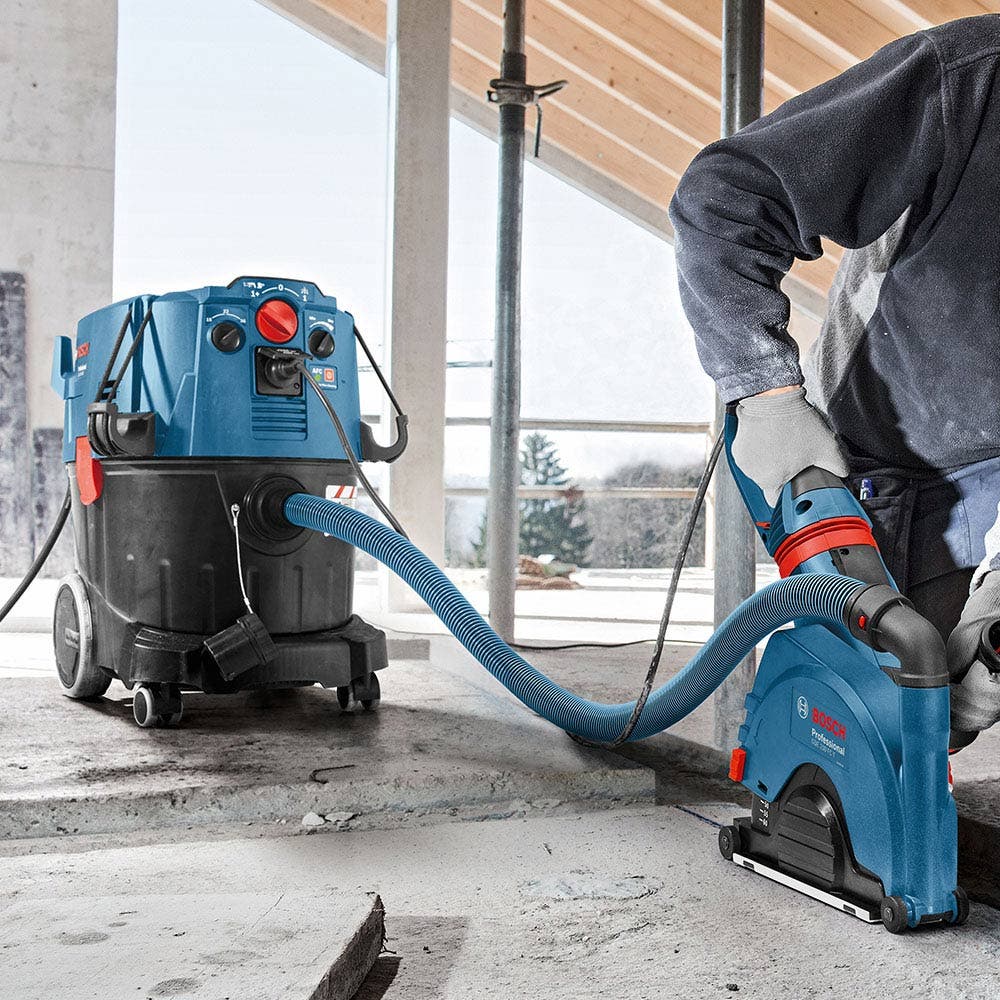 Aspirador industrial BOSCH 240 V 35 l classe M para uso em superfícies secas e úmidas 06019C3140