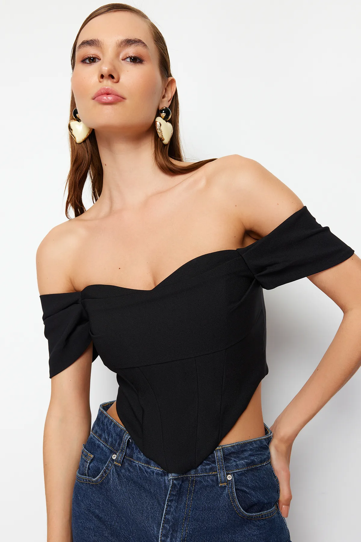 Trendyol Collection  Schwarzes Bustier mit Carmenkragen TPRSS24BS00018