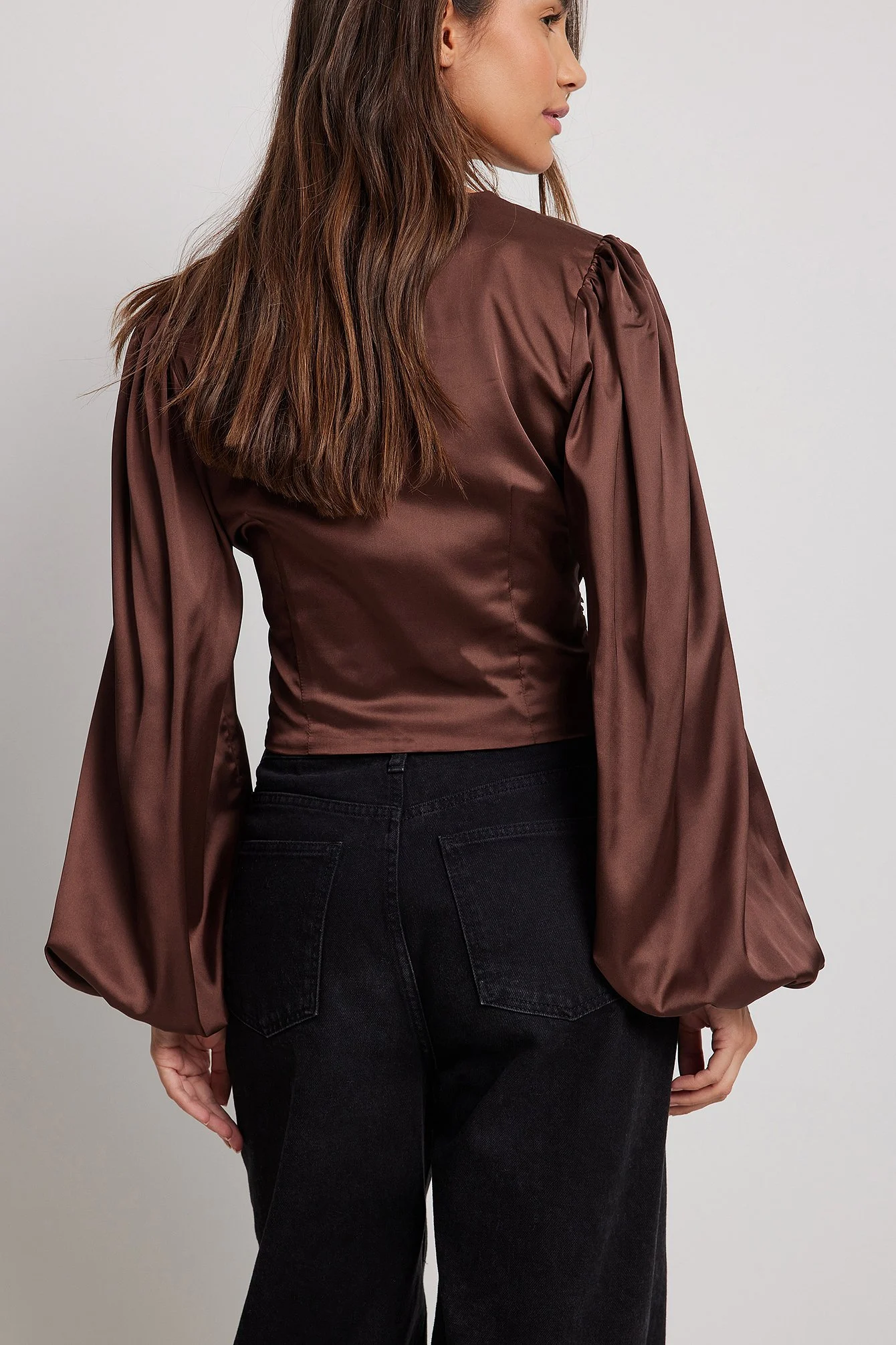 Satinbluse mit geraffter Taille und V-Ausschnitt