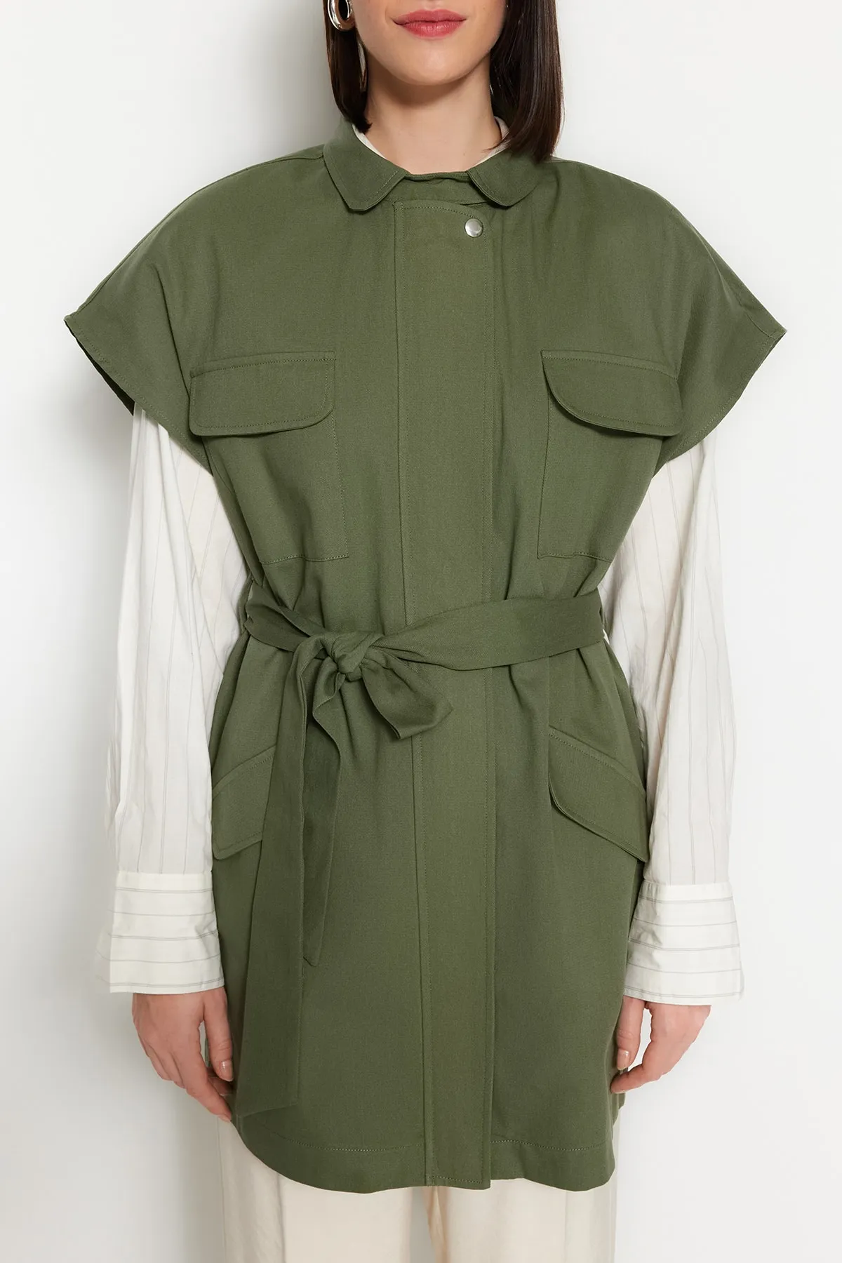 Trendyol Modest  Khakifarbene, gewebte Weste mit breitem Schultergürtel und Gürtel TCTSS23YL00049