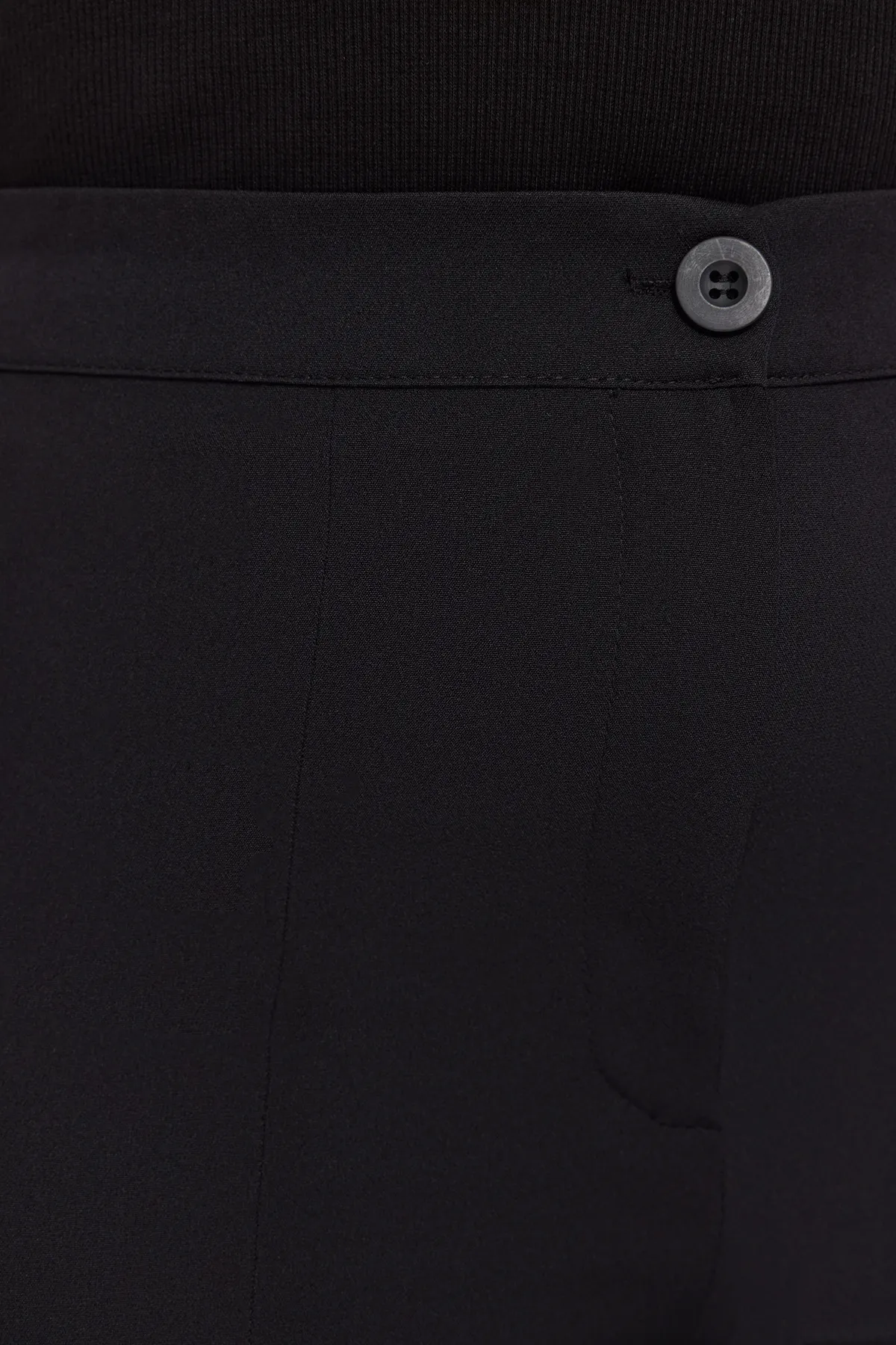 Trendyol Curve  Schwarze gewebte Hose mit weitem Bein und Schlitzdetail TBBAW23AR00008