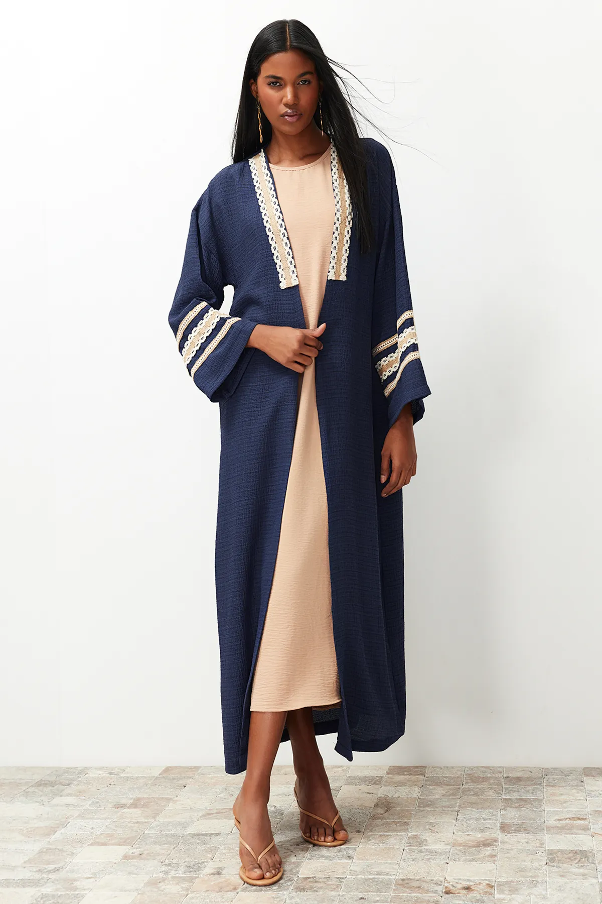 Trendyol Modest  Langer gewebter Kimono & Kaftan & Abaya mit Indigo-Brode-Details TCTSS24KF00006