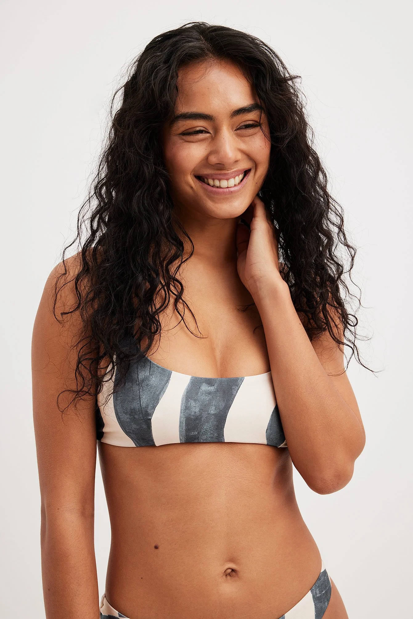 Glänzendes Bikini-Oberteil mit Clean Cut