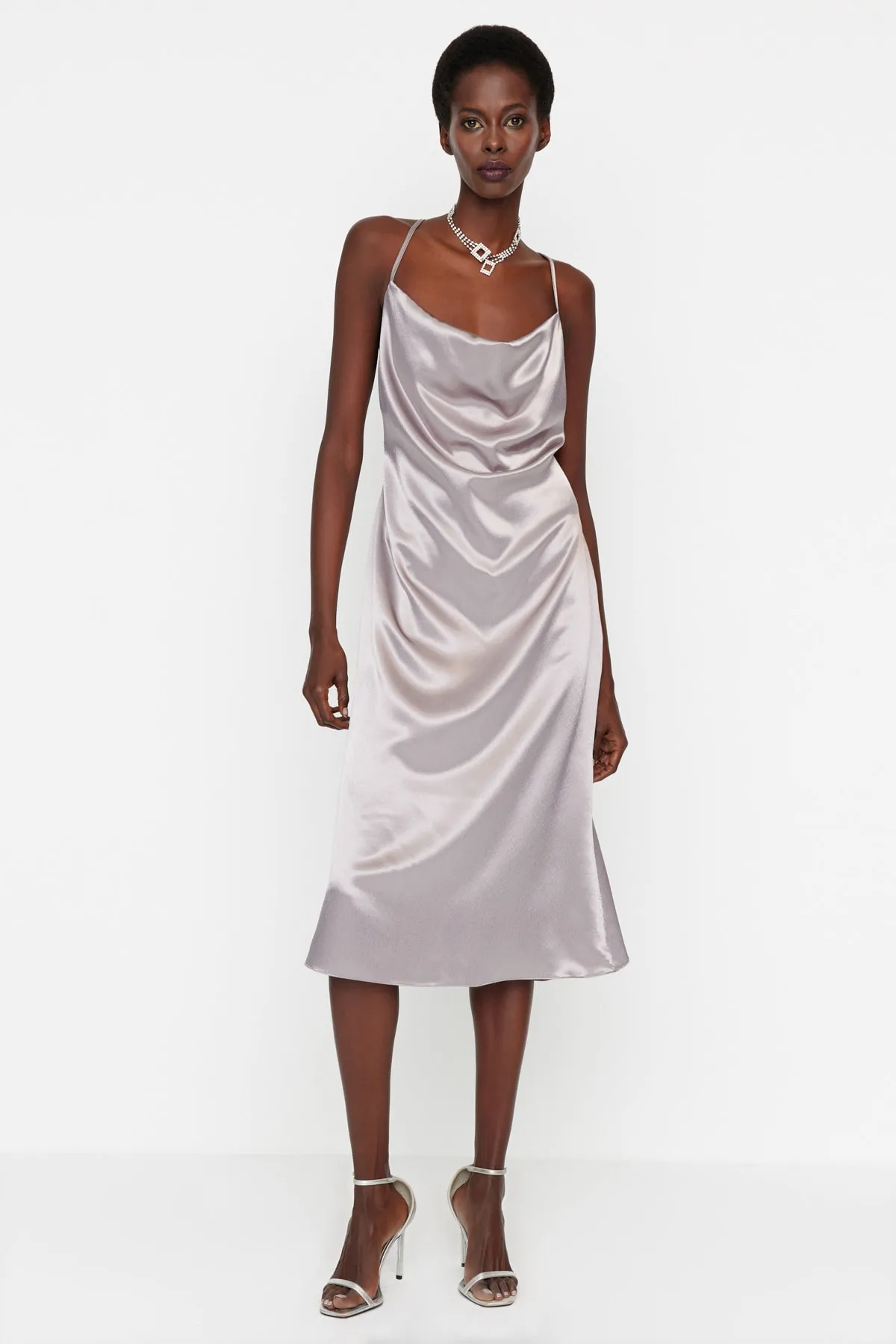 Trendyol Collection  Silbernes Abendkleid aus gewebtem Satin TPRSS23EL00003