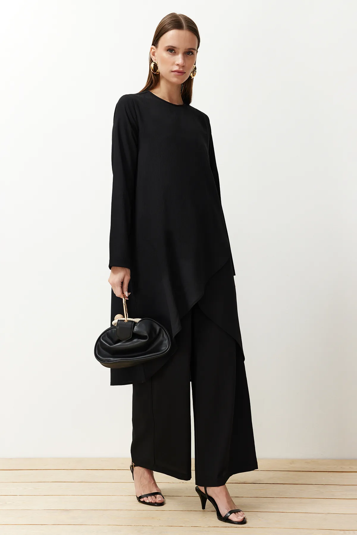 Trendyol Modest  Schwarzes asymmetrisches gewebtes Tunika-Hosen-Oberteil und Unterteil-Set TCTSS24US00074