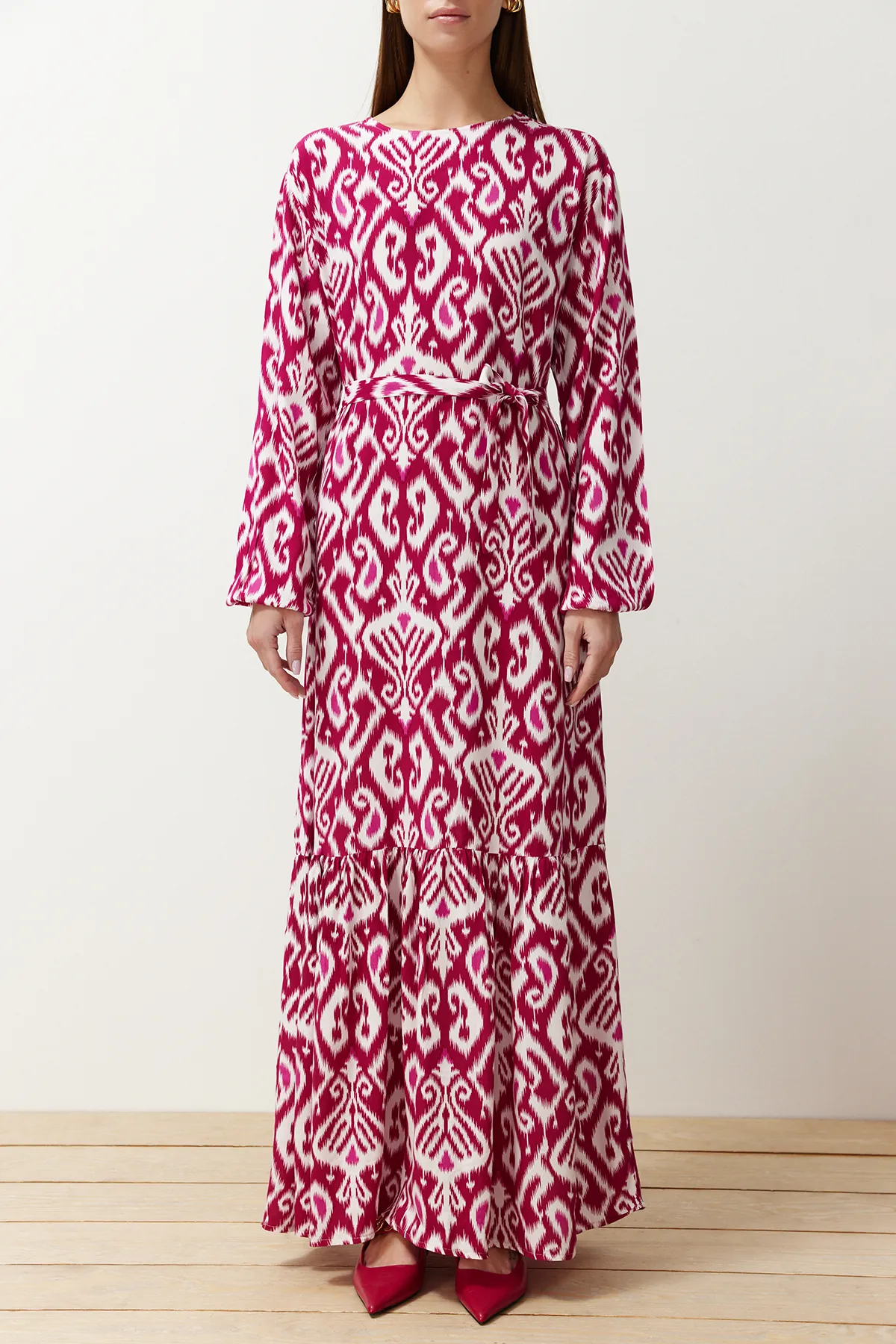 Trendyol Modest  Fuchsia Wickelkleid aus Viskosegewebe mit Muster und Gürtel TCTSS24EB00240