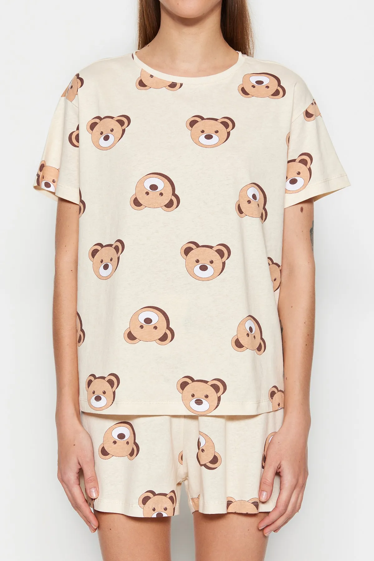 Trendyol Collection  Ecru gestricktes Pyjama-Set aus 100 % Baumwolle mit Teddybär-Muster und T-Shirt-Shorts THMSS23PT00005