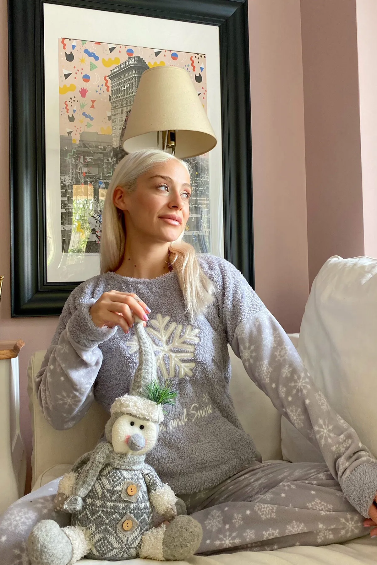 Pijamaevi  Graues Damen-Pyjama-Set aus Plüsch mit Schneeflockenmuster