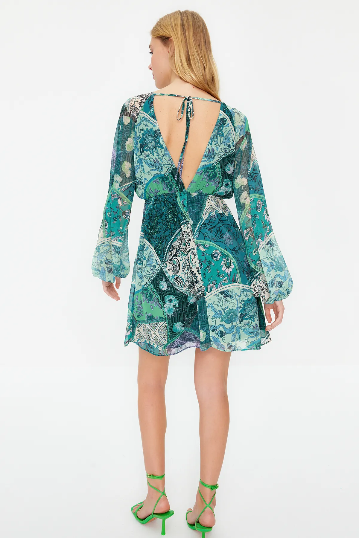 Trendyol Collection  Grünes, mit Chiffon gefüttertes, gewebtes Minikleid mit Taillenöffnung TWOSS23EL00519