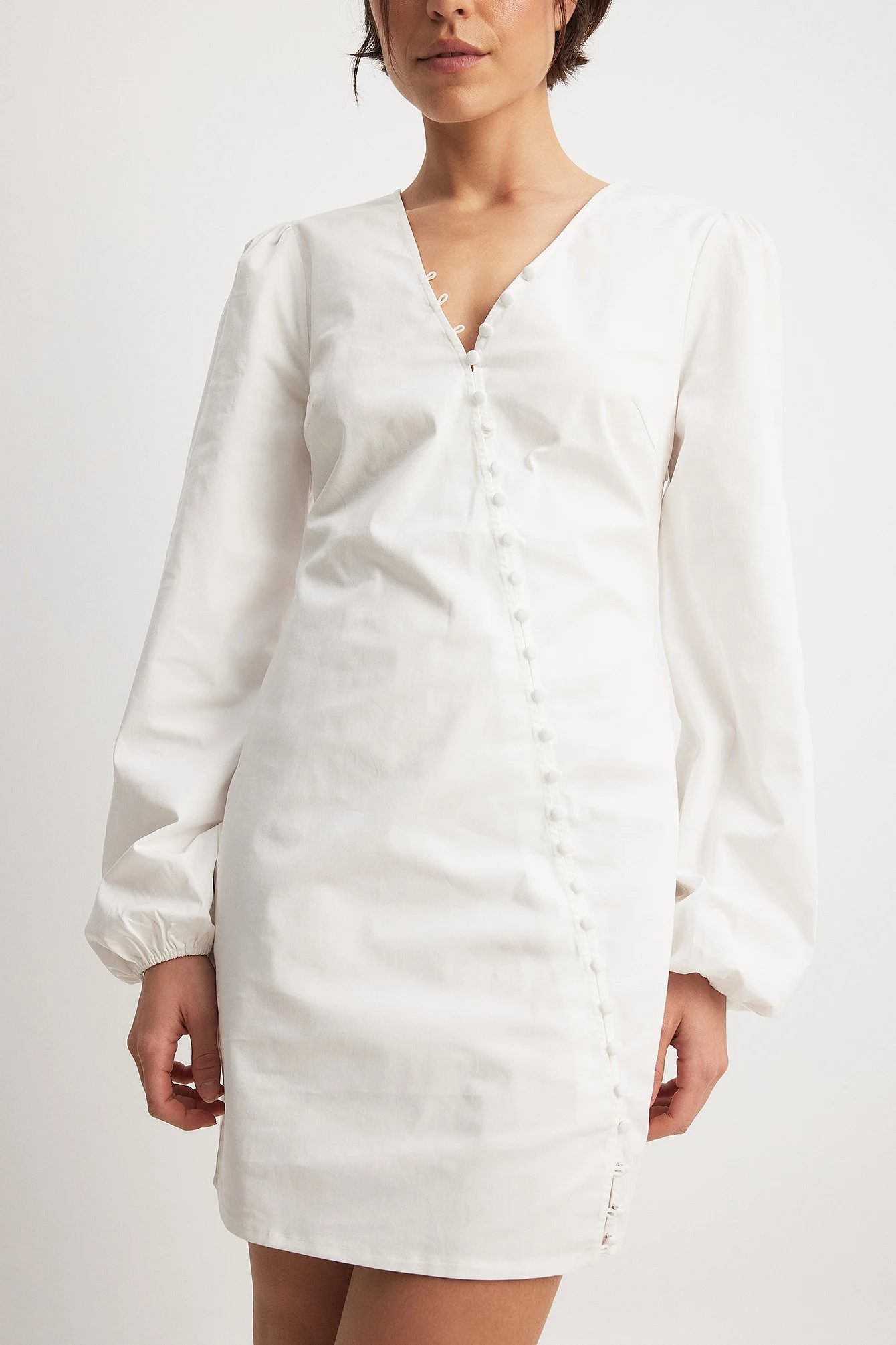 Asymmetrisches, langärmliges Minikleid mit Knöpfen