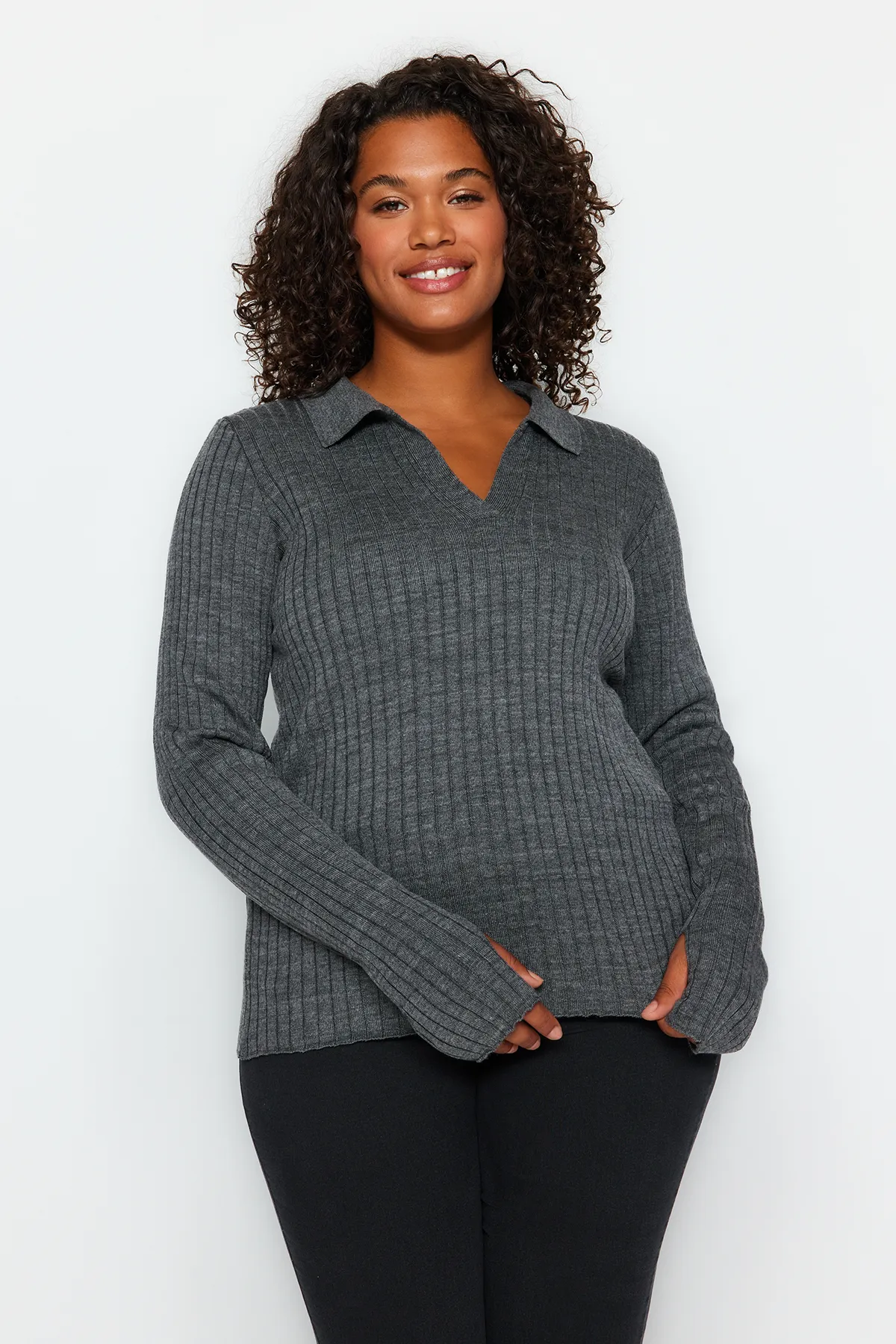 Trendyol Curve  Anthrazitfarbener Strickpullover mit Polokragen und detaillierten Ärmeln TBBAW24AN00048