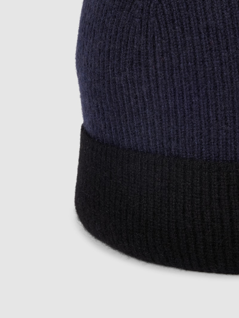 Strickmütze mit Kontrastbesatz in dunkelblau