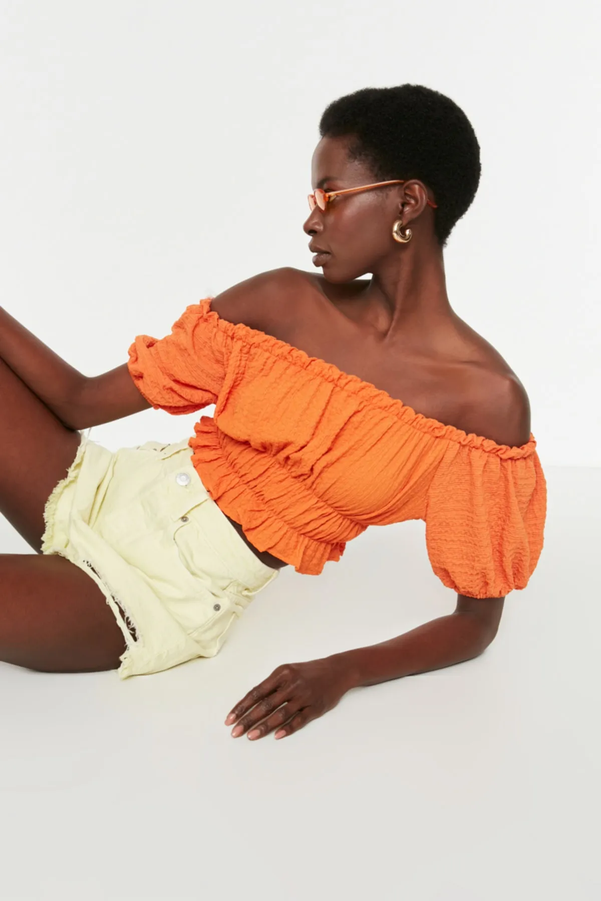 Trendyol Collection  Orangefarbene, kurz geschnittene Strickbluse mit Carmenkragen TWOSS22BZ1421