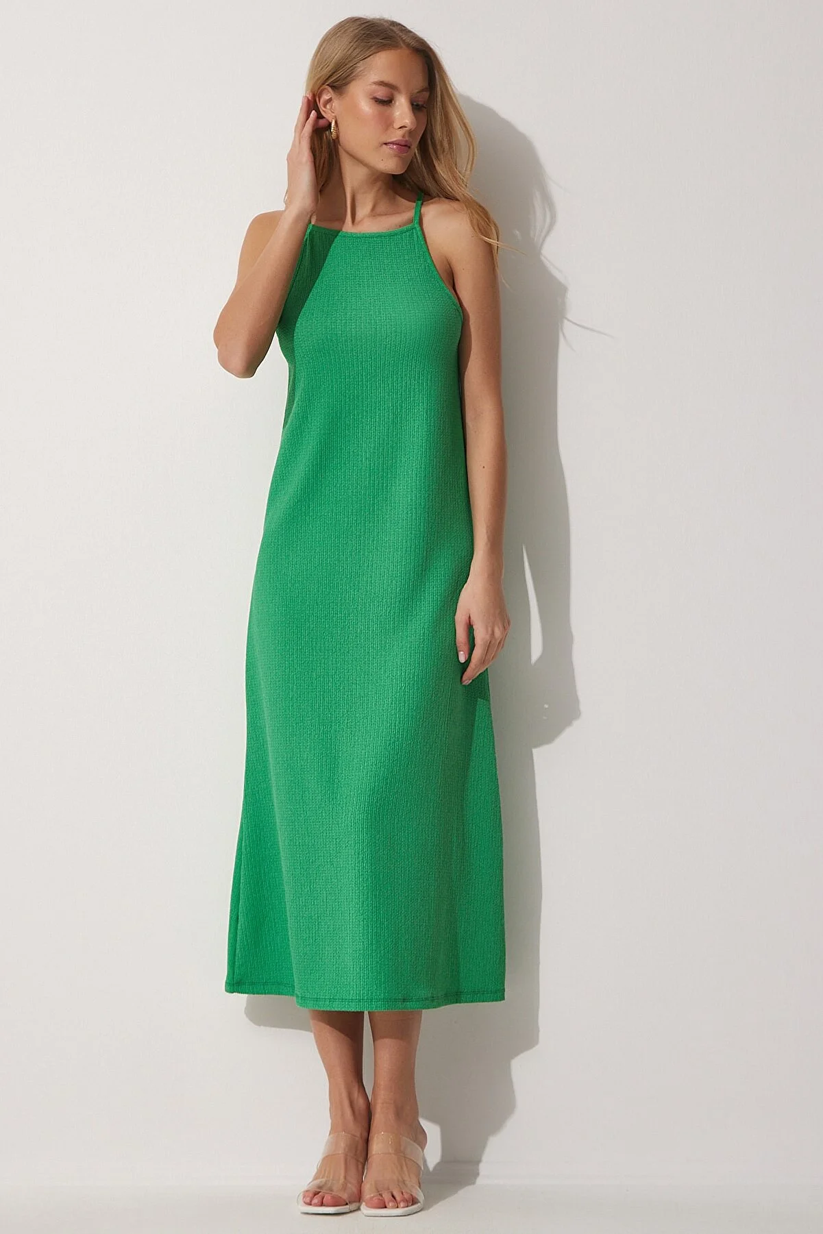 Happiness İstanbul  Grünes Sommer-Langstrickkleid mit Trägern für Damen DZ00078