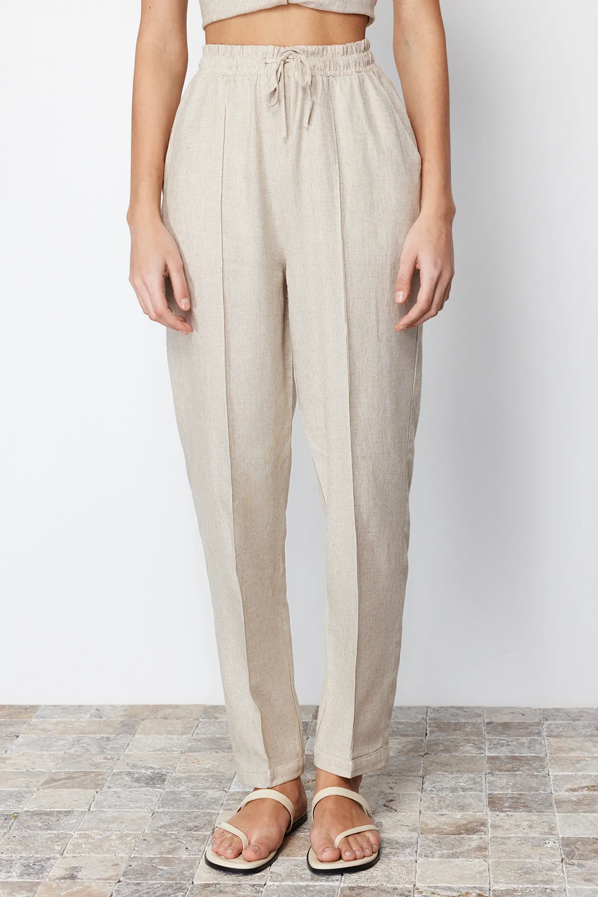 Trendyol Collection  Beige Hose aus Baumwollleinen mit geradem Schnitt und elastischem Bund TWOSS24PL00063