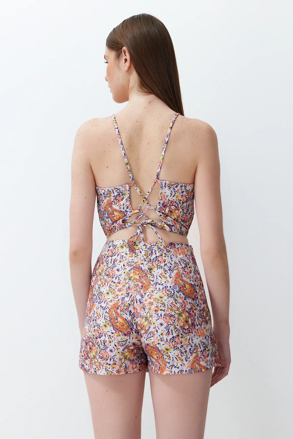 Trendyol Collection  Blaue Neckholder-Bluse und Mini-Shorts-Rock, gemustertes gewebtes Bottom-Top-Set TWOSS22AU00005