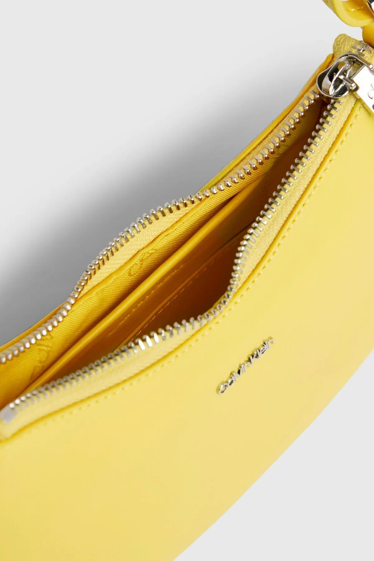 Calvin Klein  CK MUST WEICHE UMHÄNGETASCHE