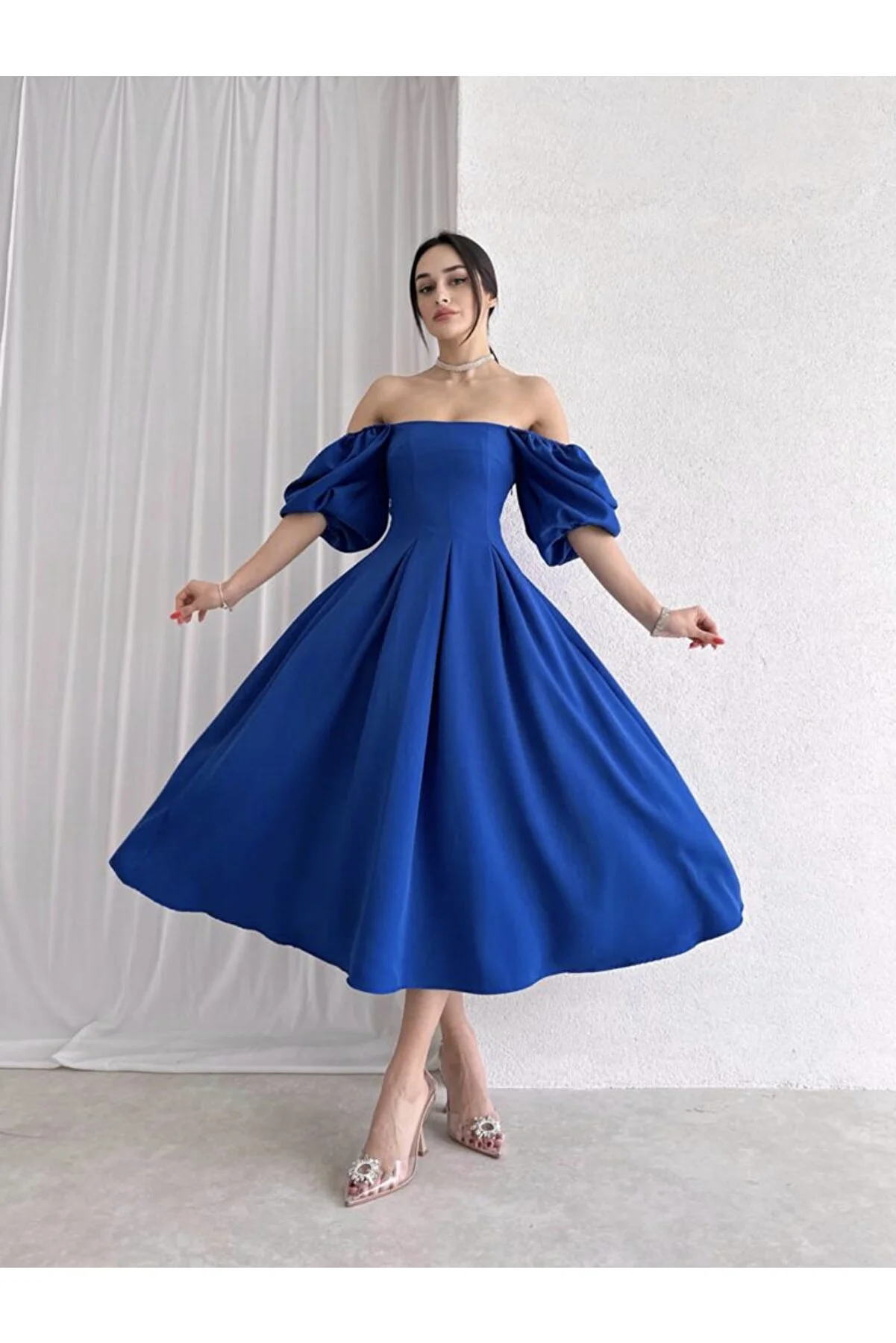 Afiş Butik  Saks – Blaues, plissiertes Midikleid mit eckigem Ausschnitt