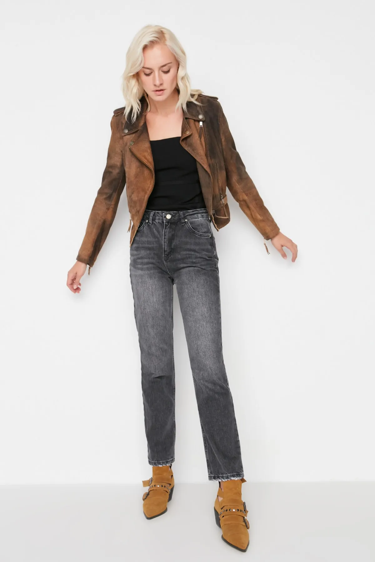 Trendyol Collection  Anthrazitfarbene Bootcut-Jeans mit hoher Taille TWOSS21JE0035