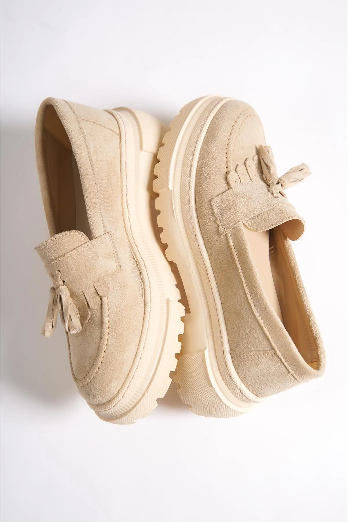 Capone Outfitters  Capone Damen-Loafer aus Wildleder mit ovaler Zehenpartie und Trak-Sohle in Beige