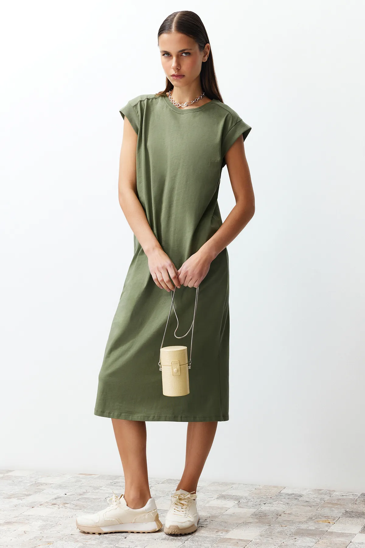 Trendyol Collection  Khakifarbenes, schlichtes T-Shirt-Kleid aus 100 % Baumwolle, Midi-Midikleid mit Mondärmeln, bequemer Schnitt und TWOSS24EL00126