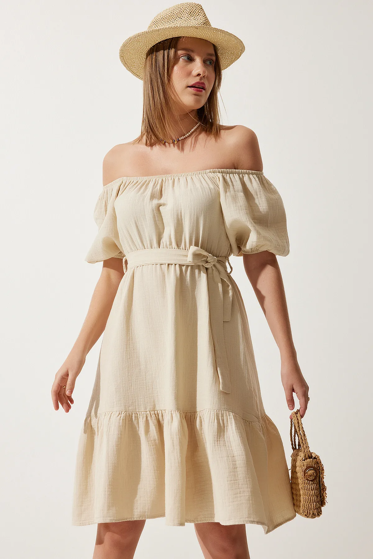 Happiness İstanbul  Cremefarbenes Sommerkleid aus Musselin mit Carmen-Kragen und Gürtel für Damen, MX00157