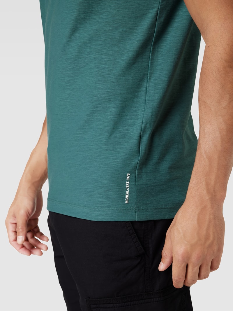 Regular Fit T-Shirt aus Baumwolle mit V-Ausschnitt in neon blau