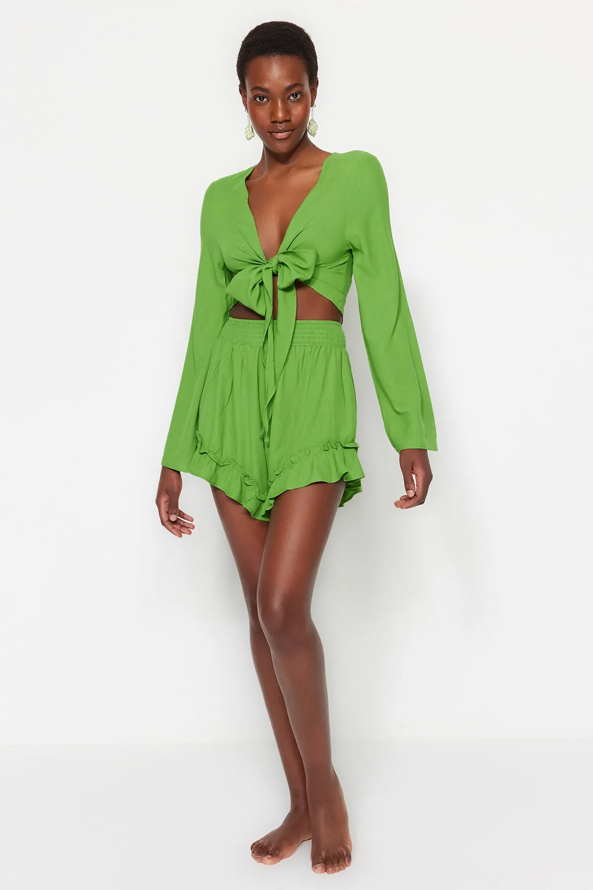 Trendyol Collection  Grünes gewebtes Set mit gebundener Bluse und Shorts TBESS23AU00027