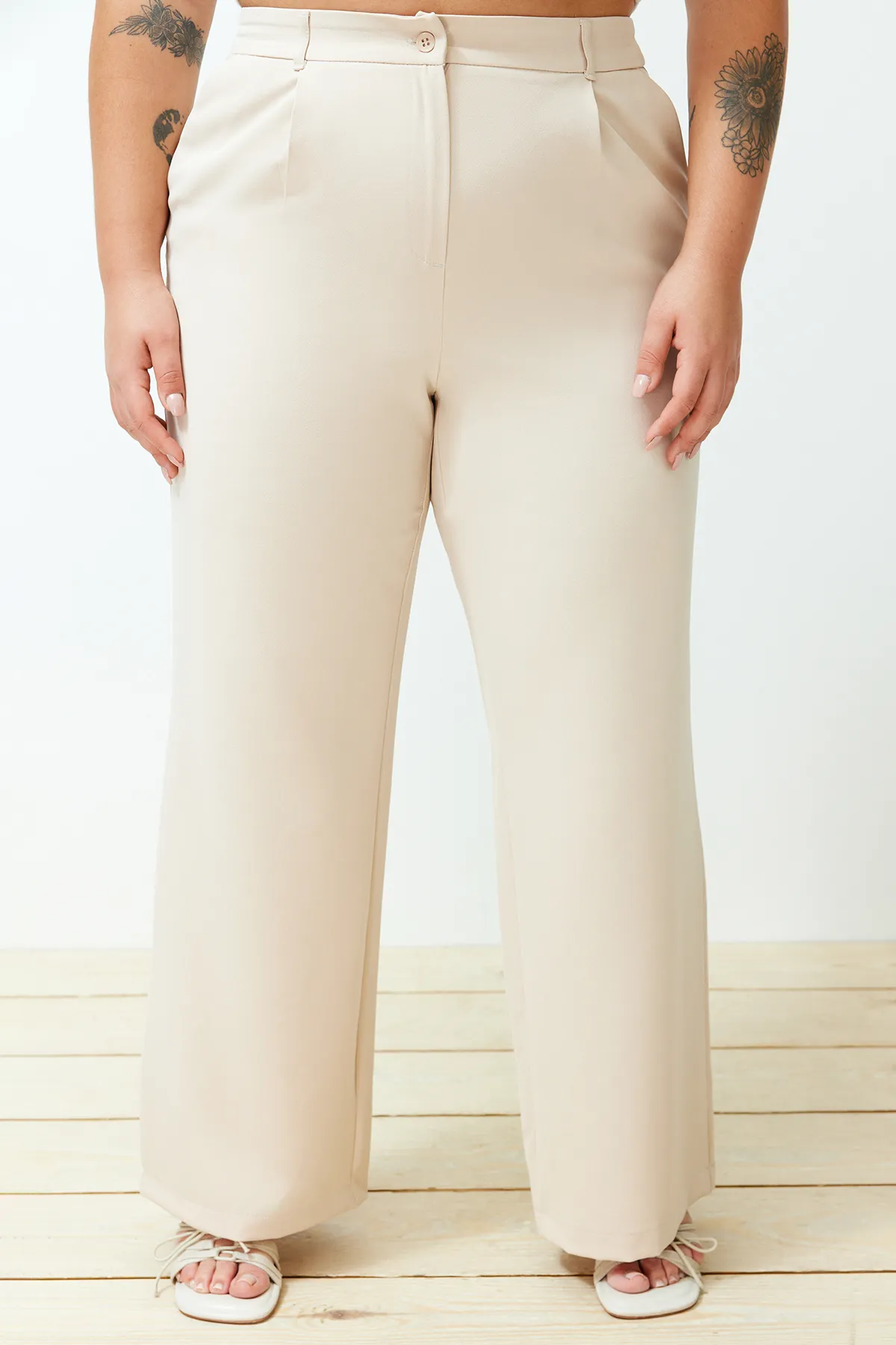 Trendyol Curve  Steinfarbene, plissierte Webhose mit hoher Taille und weitem Bein. Breites Bein. TBBSS24AR00019