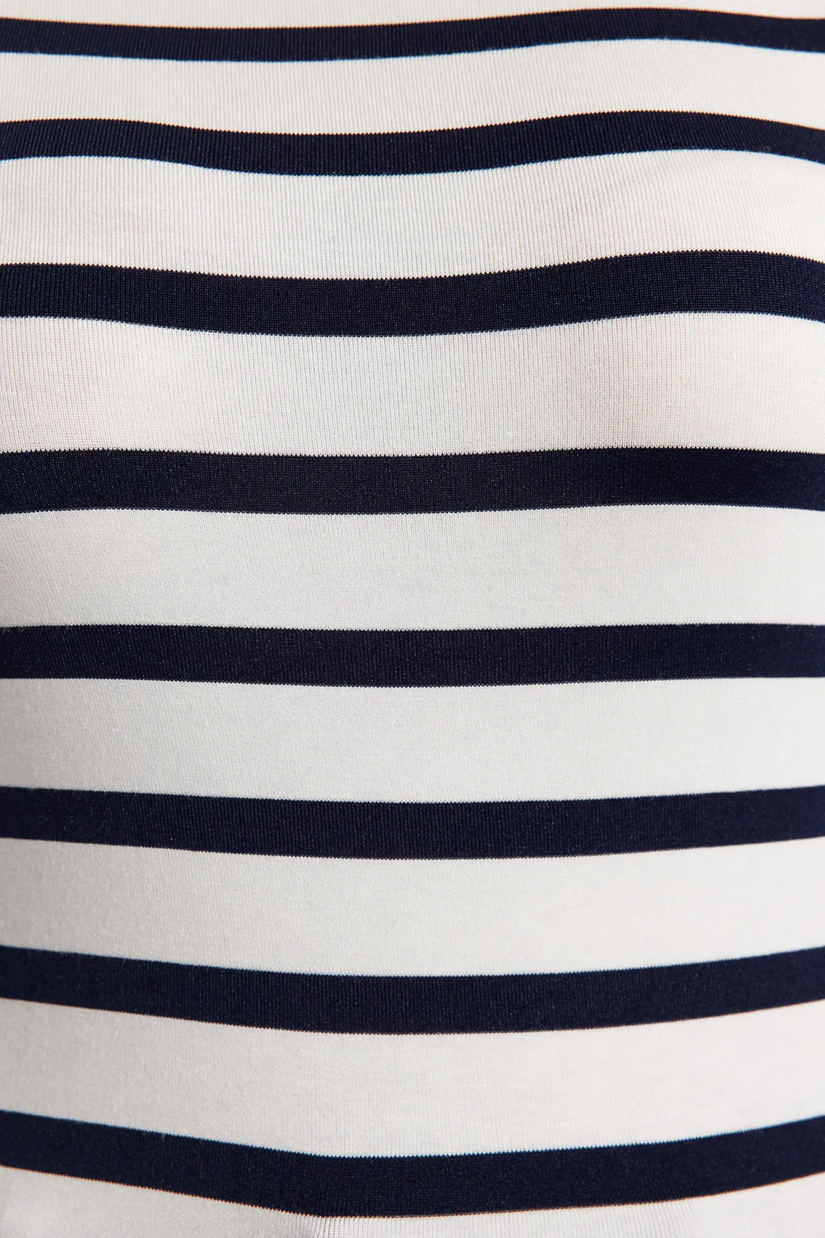 Trendyol Collection  Marineblaue gestreifte Strickbluse aus hochwertigem, weichem Stoff mit U-Boot-Ausschnitt TWOAW24BZ00227