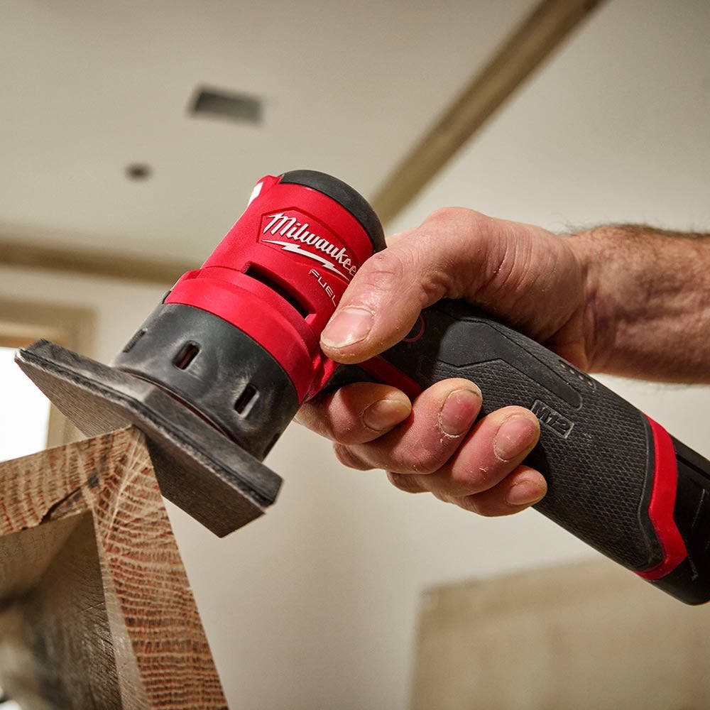 Lixadeira orbital MILWAUKEE FUEL™ 12V para trabalhos de precisão em couro M12FDSS0