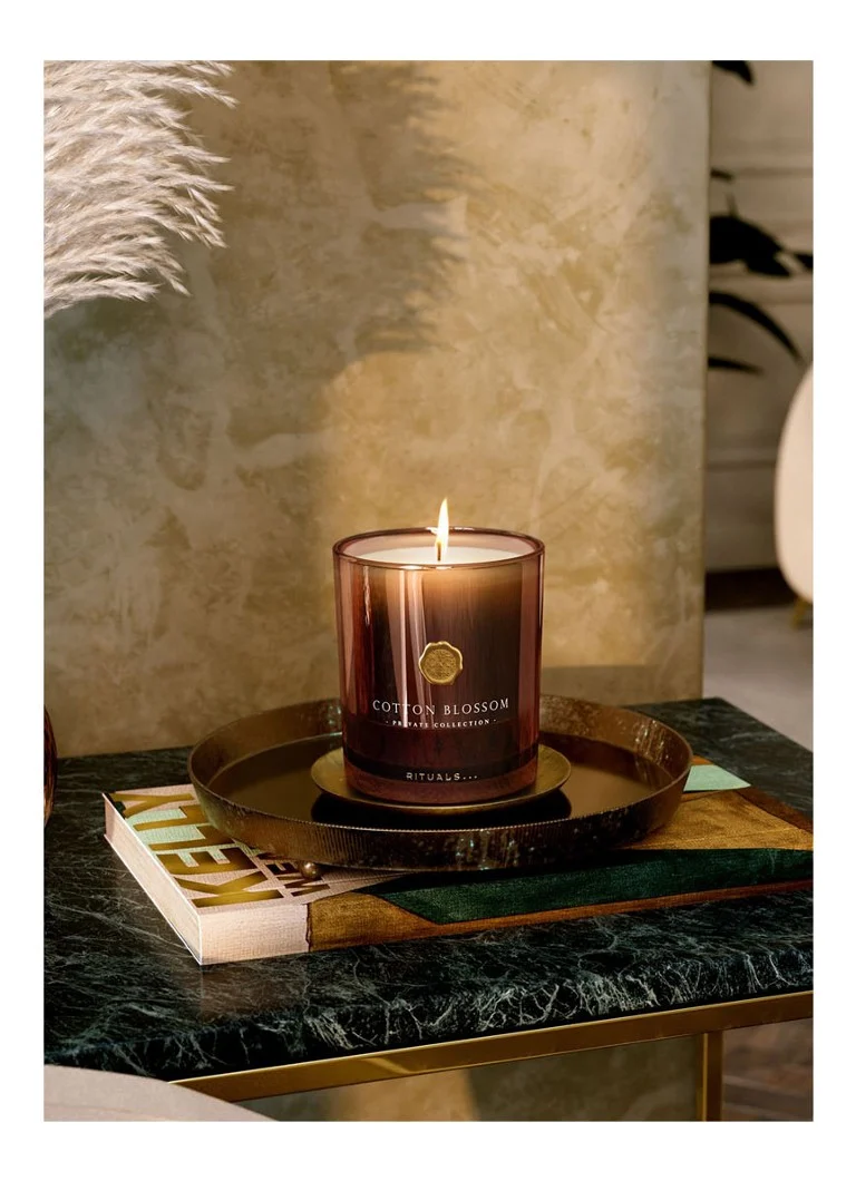 Lumânare parfumată cu flori de bumbac Rituals - 360 g