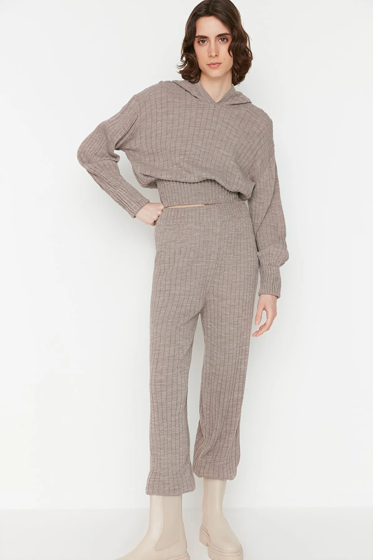 Trendyol Collection  Nerzfarbenes Strickoberteil und -unterteil mit Kapuze TWOAW22AU0044