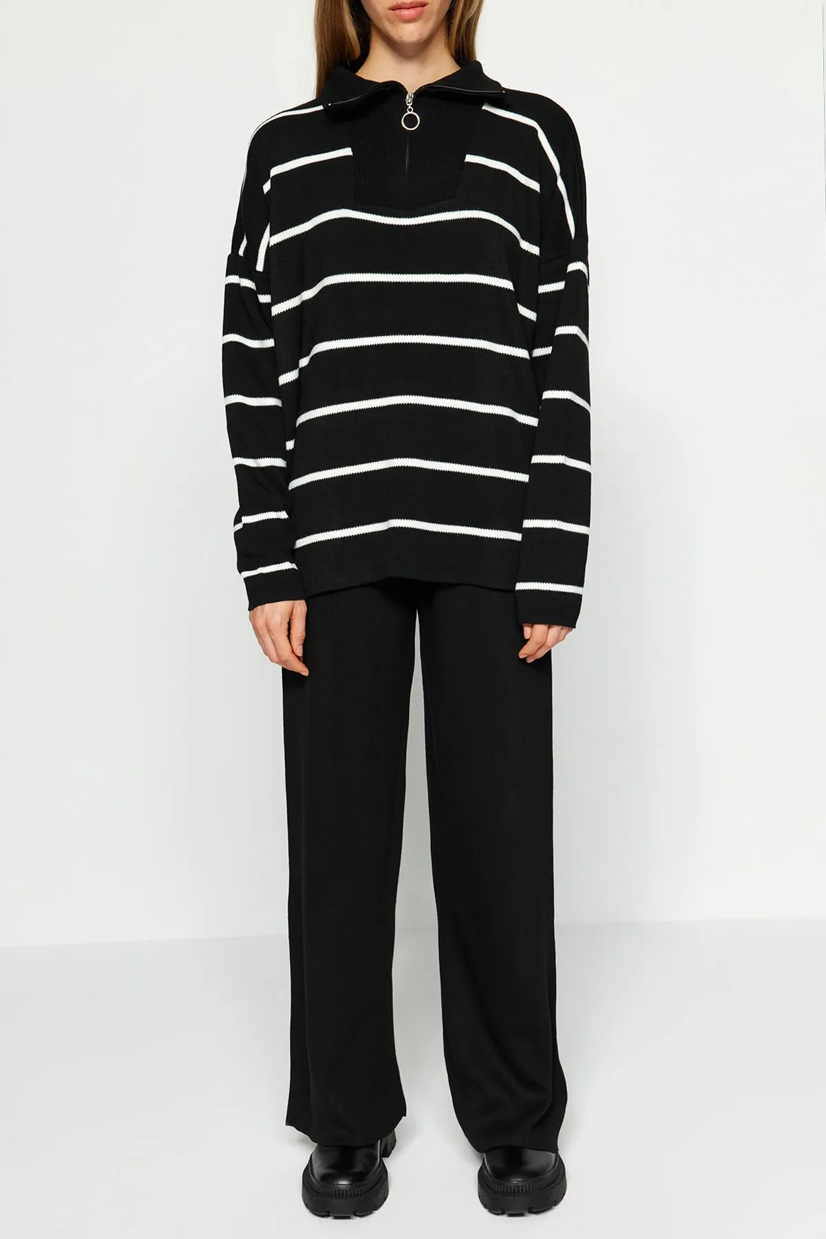 Trendyol Collection  Schwarzes Strickoberteil und -unterteil im weiten Schnitt TWOAW24AU00025