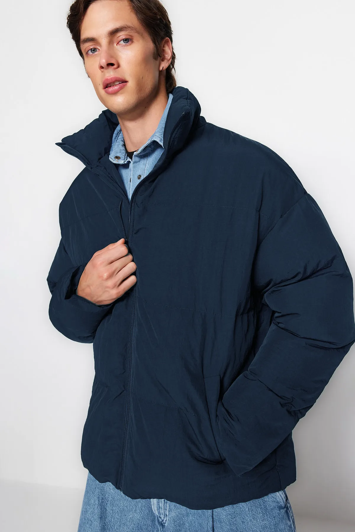 Trendyol Collection  Marineblaue Unisex-Pufferjacke in Oversize-Passform mit Stehkragen TMNAW24MO00003