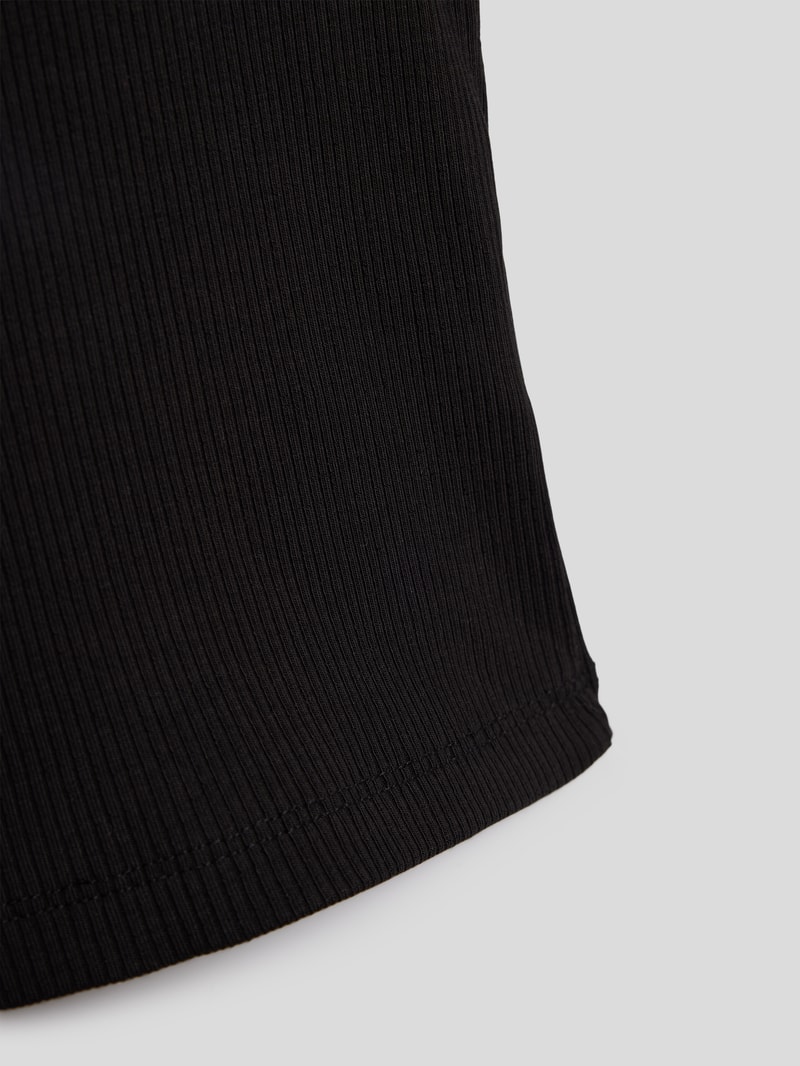 Top in Ripp-Optik in schwarz