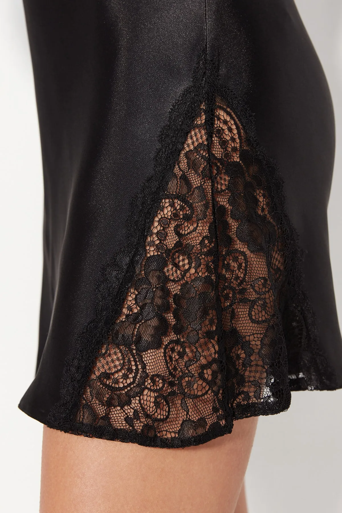 Trendyol Collection  Schwarzes Nachthemd aus gewebtem Satin mit Spitze und Degaje-Details, Seilriemen THMSS23GC00012