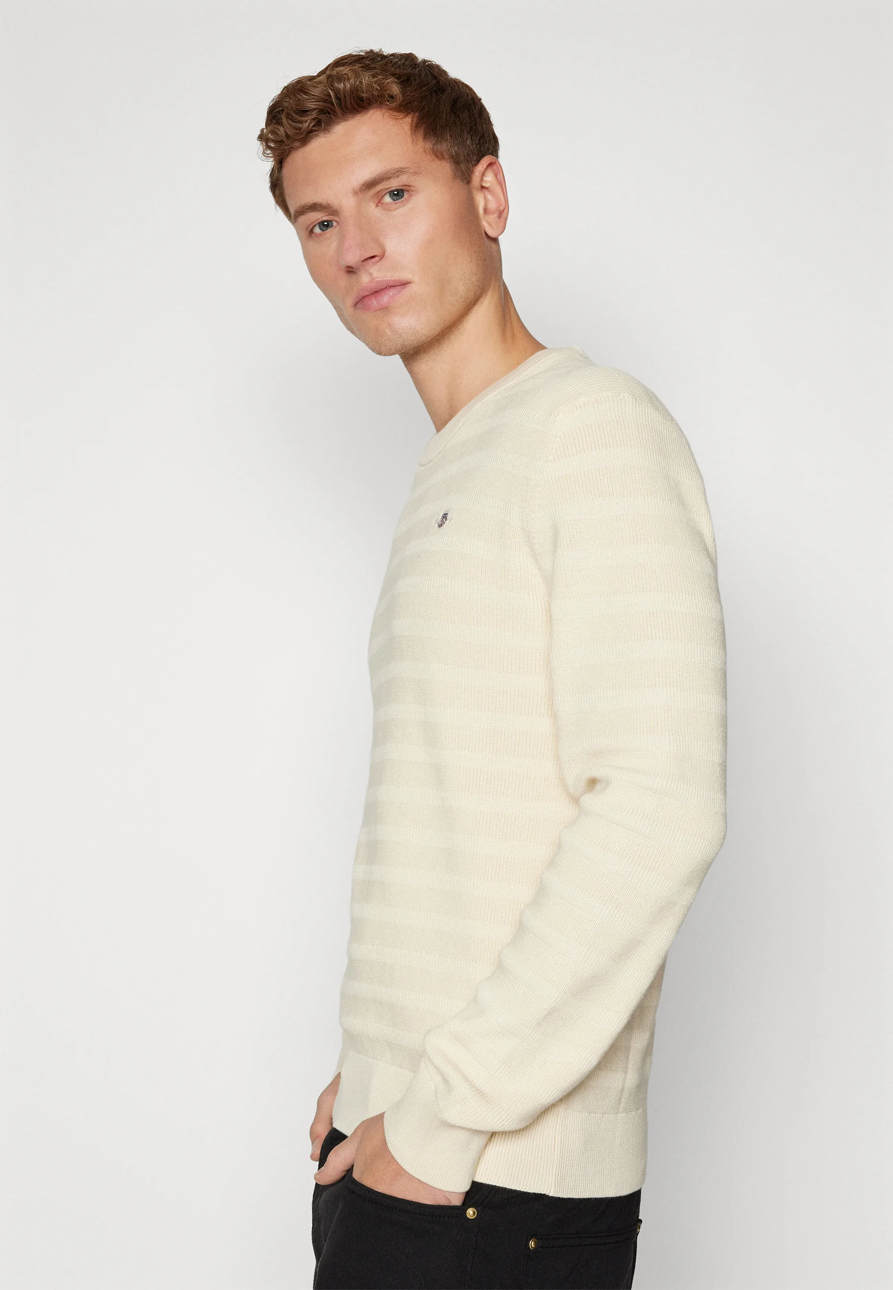 Suéter GANT con cuello en C y textura de rayas