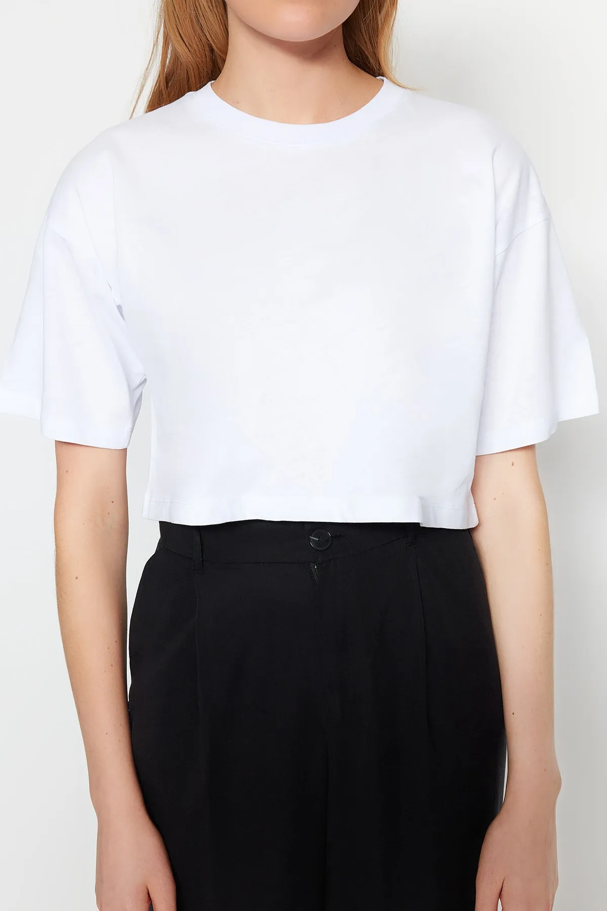Trendyol Collection  Weißes, kurz geschnittenes Premium-Strick-T-Shirt aus 100 % Baumwolle mit Rundhalsausschnitt TWOSS23TS00038