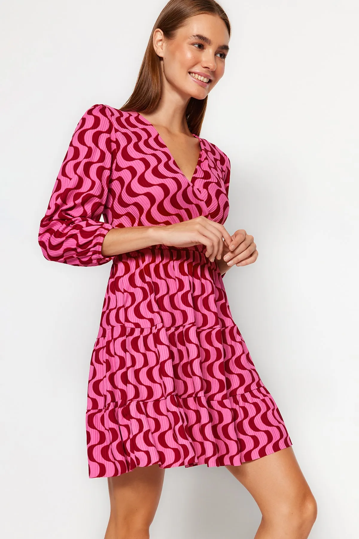 Trendyol Collection  Rotes Retro-bedrucktes Skater-/Zweireiher-Mini-Stretch-Strickkleid mit Ausschnitt TWOAW22EL0104