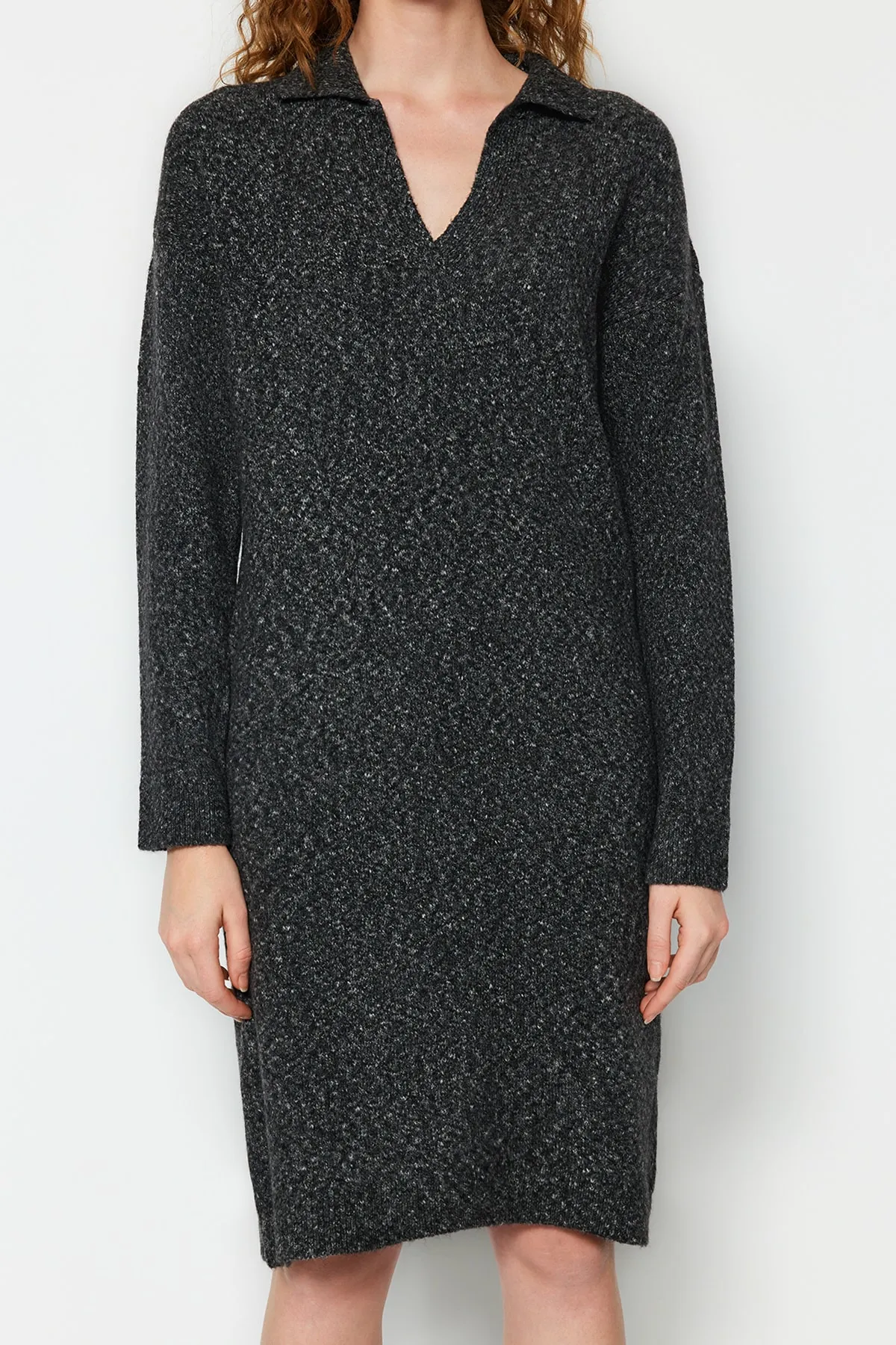 Trendyol Collection  Anthrazitfarbenes Midi-Strickkleid aus Wolle mit Rollkragen TWOAW24EL00009