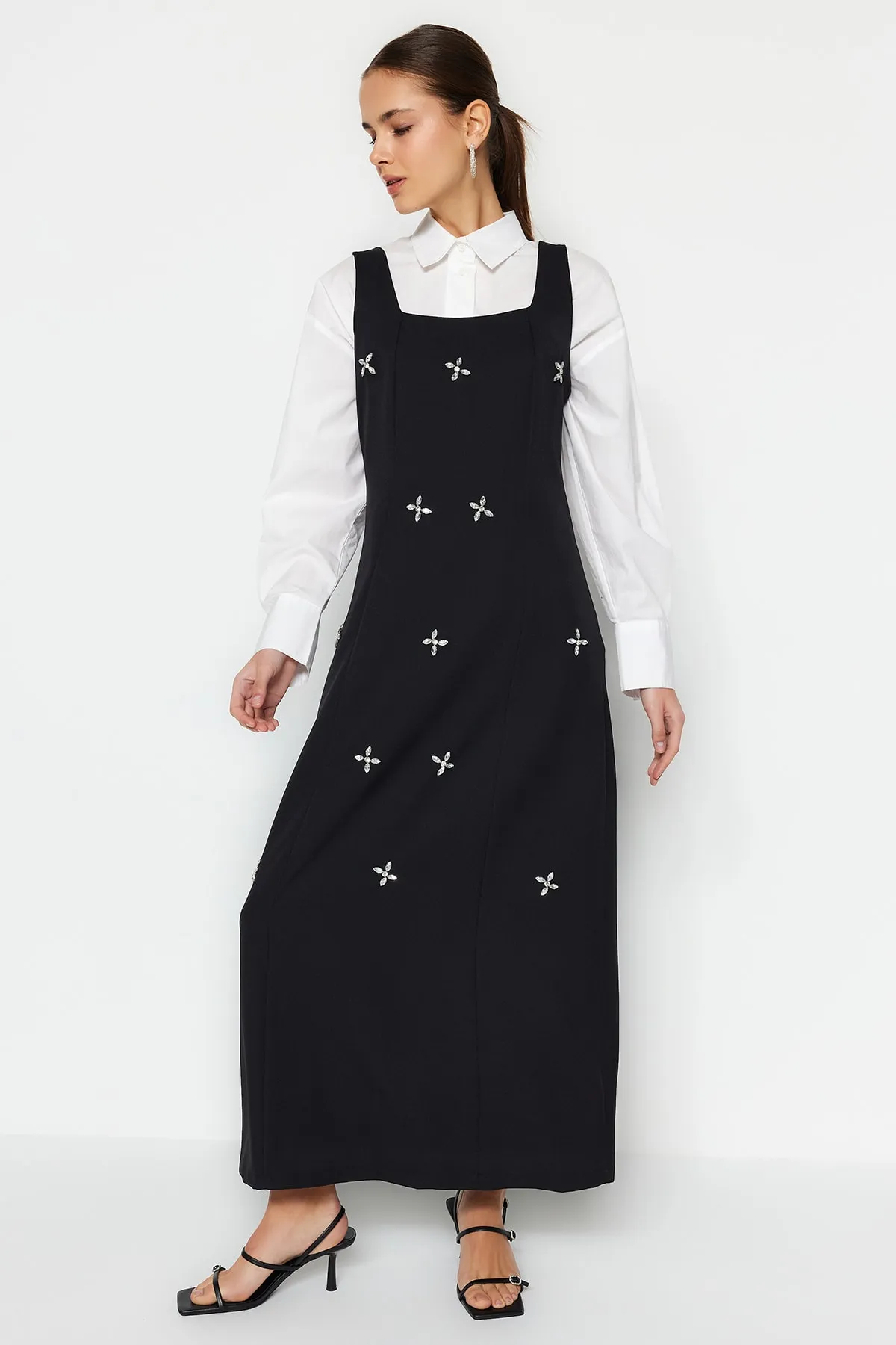 Trendyol Modest  Schwarzes, gewebtes Gilet-Kleid mit quadratischem Kragen und Schmuckstickerei-Details TCTSS23EB00157