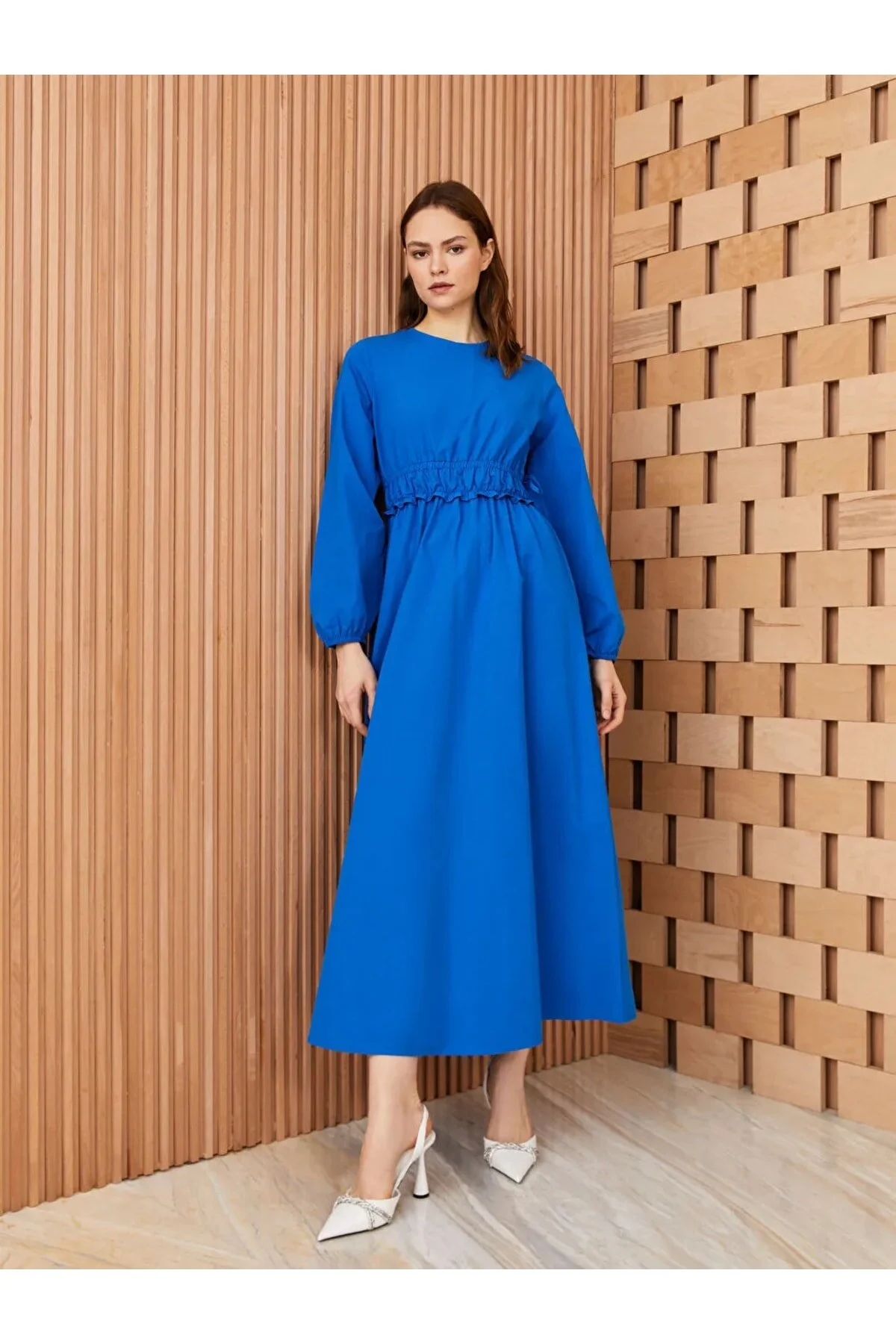 LC Waikiki  Lcw Modest Damenkleid aus Popeline mit geradem Rundhalsausschnitt und langen Ärmeln