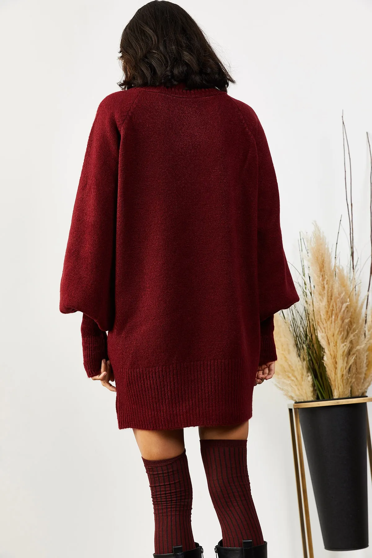Olalook  Burgunderfarbenes, lockeres Strickkleid mit Rollkragen und Ballonärmeln für Damen ELB-19000867