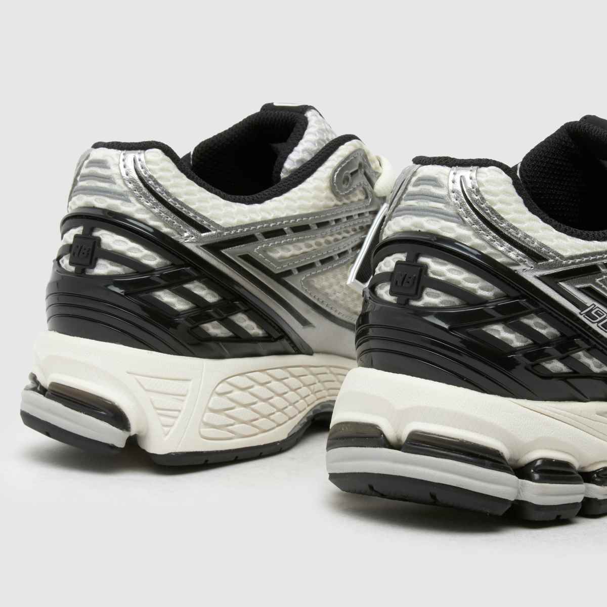 New Balance 1906r sportcipő fehér és fekete színben