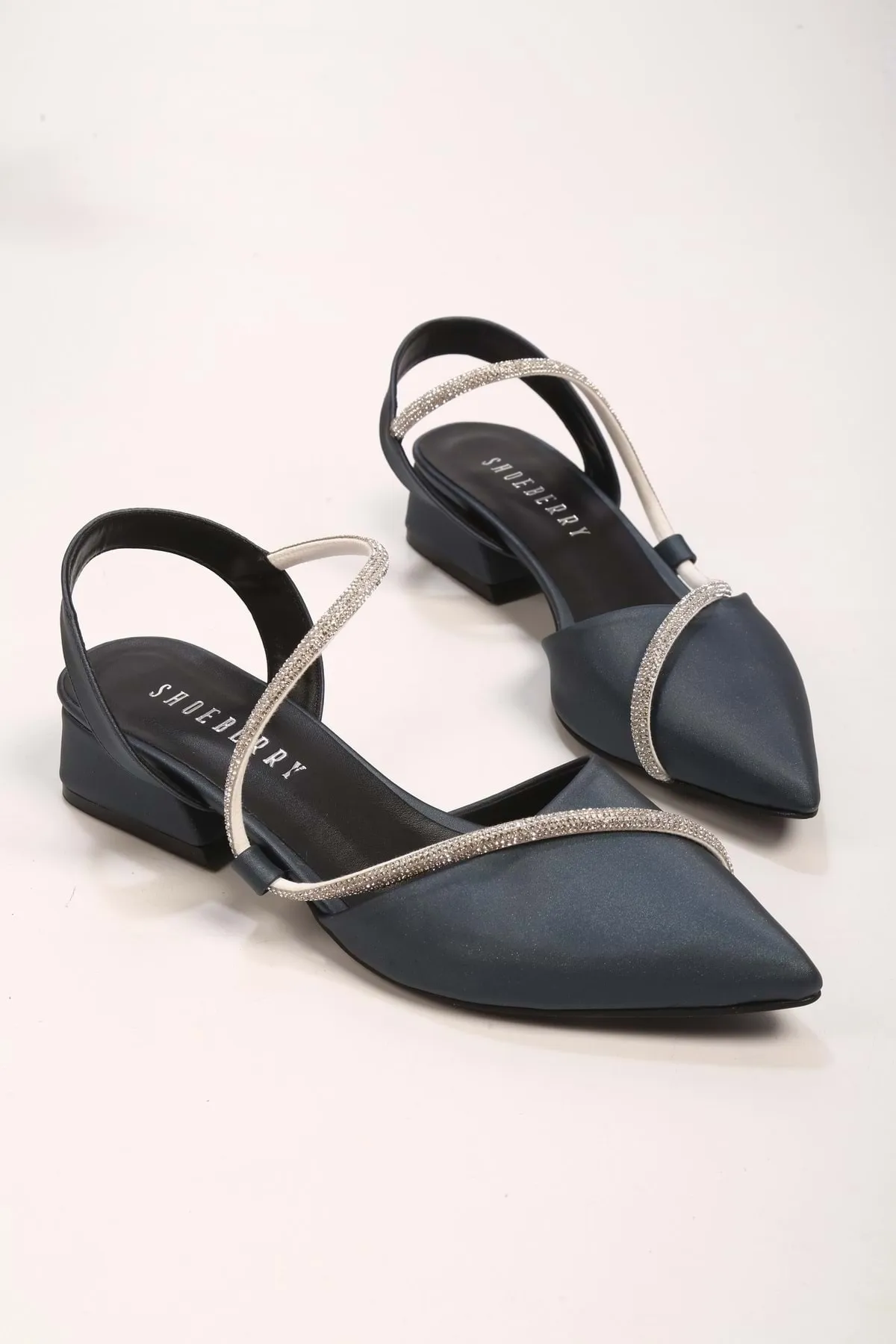 Shoeberry  Damen-Schuhe „Tue“ aus marineblauem Satin mit Steinabsatz