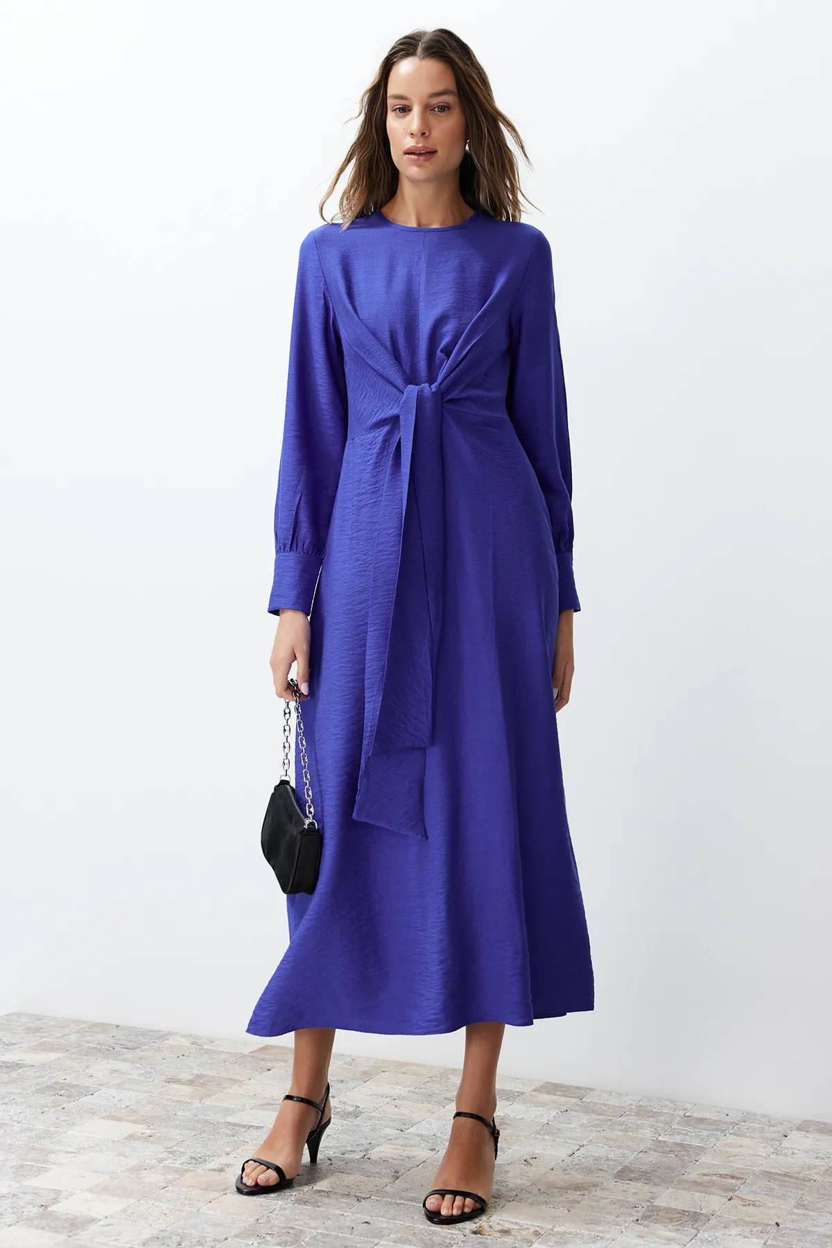 Trendyol Modest  Saks-Webkleid mit Bindedetail an der Taille TCTSS23EB00221