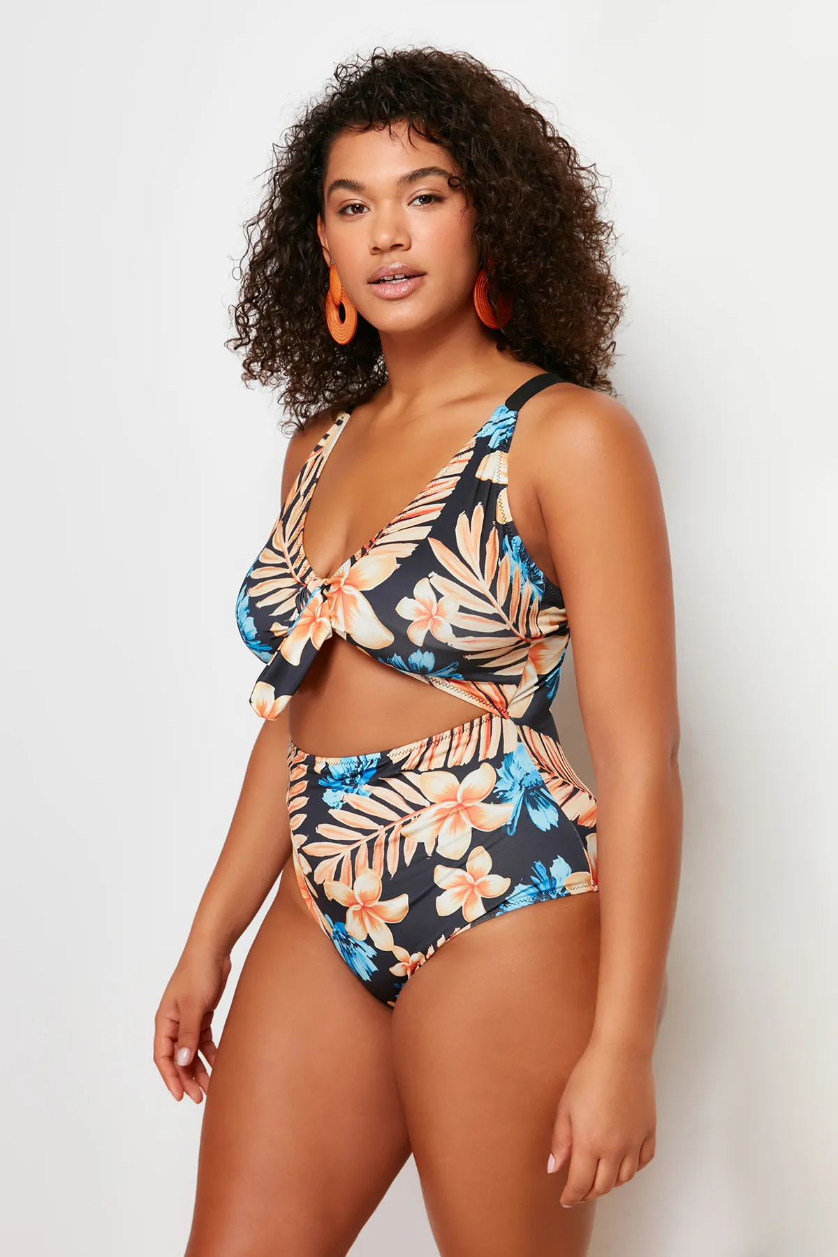 Trendyol Curve  Badeanzug mit Blumenmuster und blauem Bindedetail