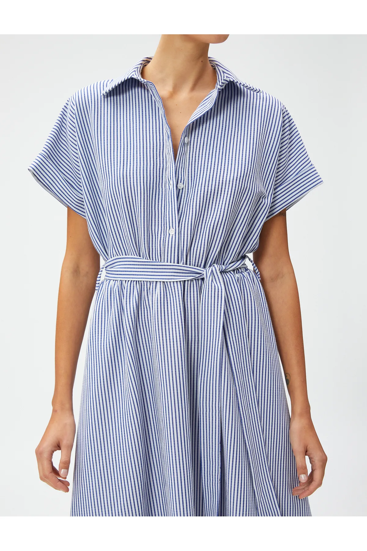 Koton  Midi-langes Hemdkleid mit kurzen Ärmeln und Gürtel